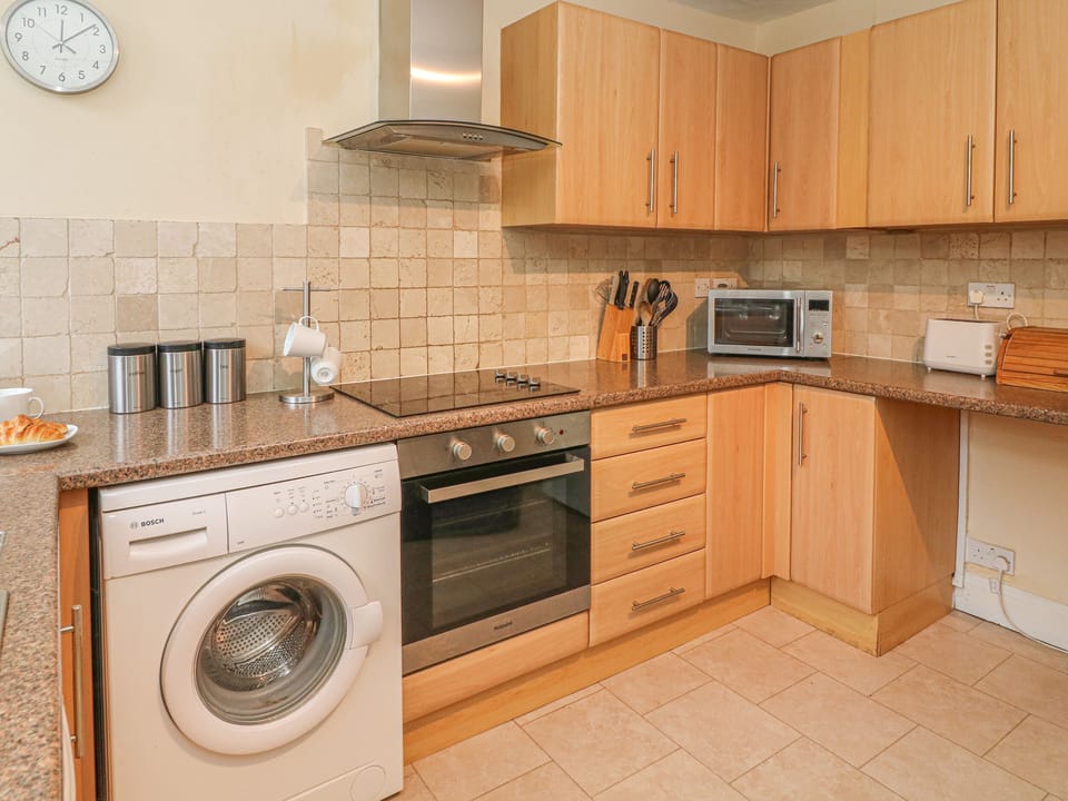 Cottage | Private kitchen | Fridge, stovetop, dishwasher, cookware/dishes/utensils