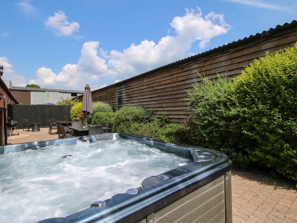 Cottage | Outdoor spa tub