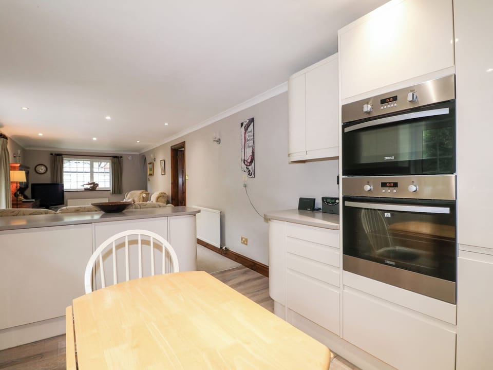 Cottage | Private kitchen | Fridge, stovetop, dishwasher, electric kettle