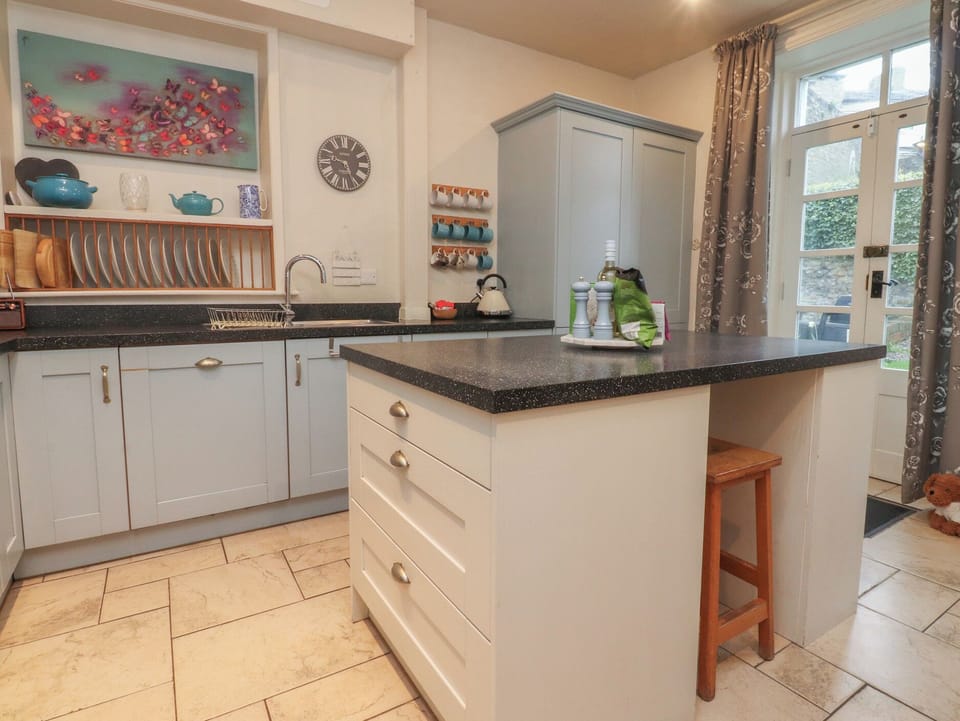 Cottage | Private kitchen | Fridge, microwave, stovetop, dishwasher