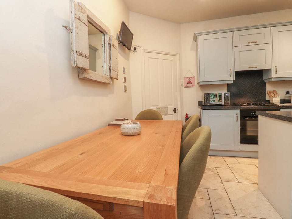 Cottage | Dining