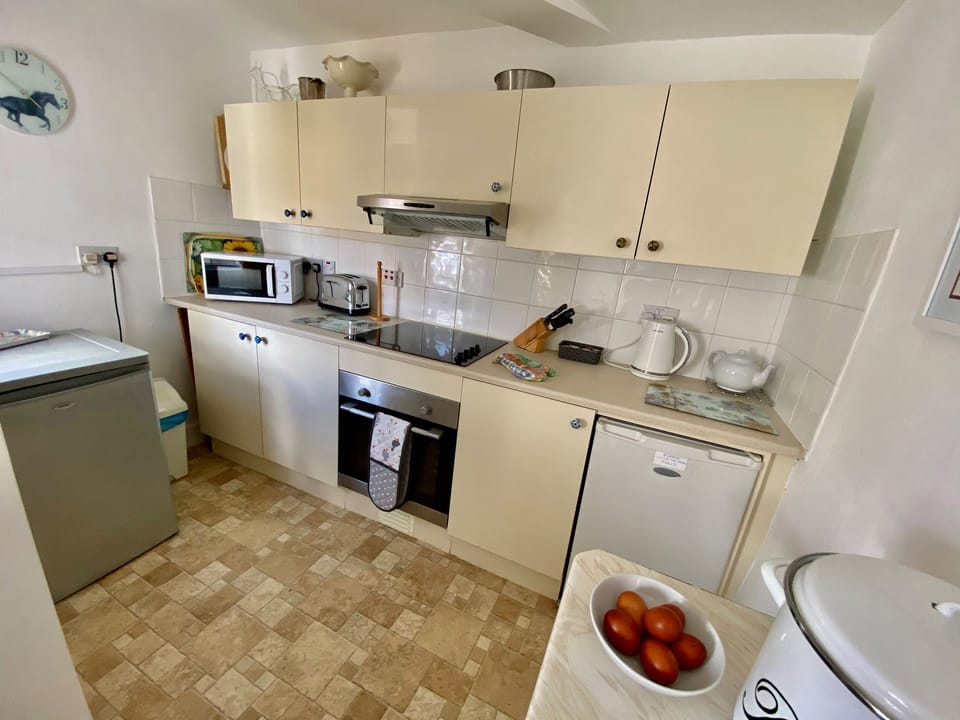 Cottage | Private kitchen | Dishwasher, toaster, highchair, cookware/dishes/utensils