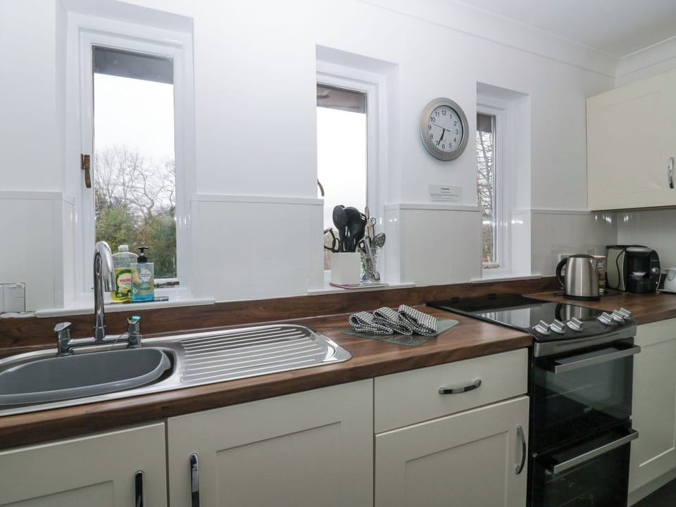 Cottage | Private kitchen | Fridge, dishwasher, electric kettle, toaster