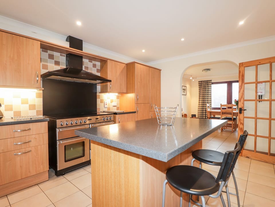 Cottage | Private kitchen | Fridge, microwave, stovetop, dishwasher