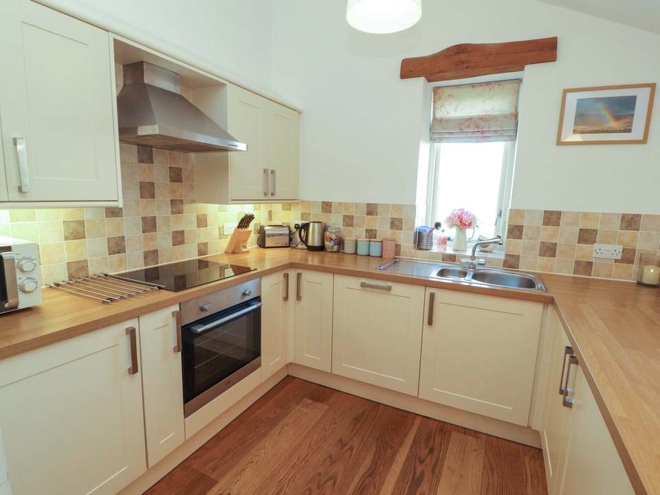Cottage | Private kitchen | Fridge, microwave, stovetop, dishwasher