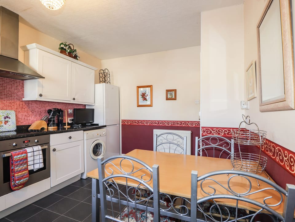 Cottage | Private kitchen | Fridge, dishwasher, toaster, cookware/dishes/utensils