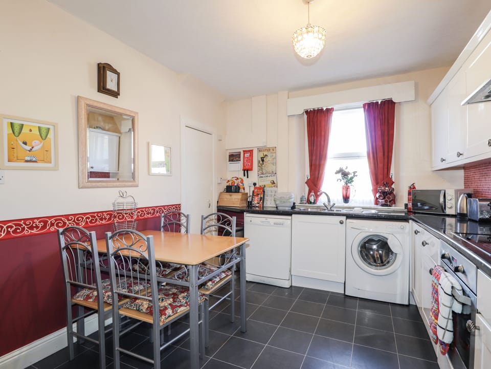 Cottage | Private kitchen | Fridge, dishwasher, toaster, cookware/dishes/utensils