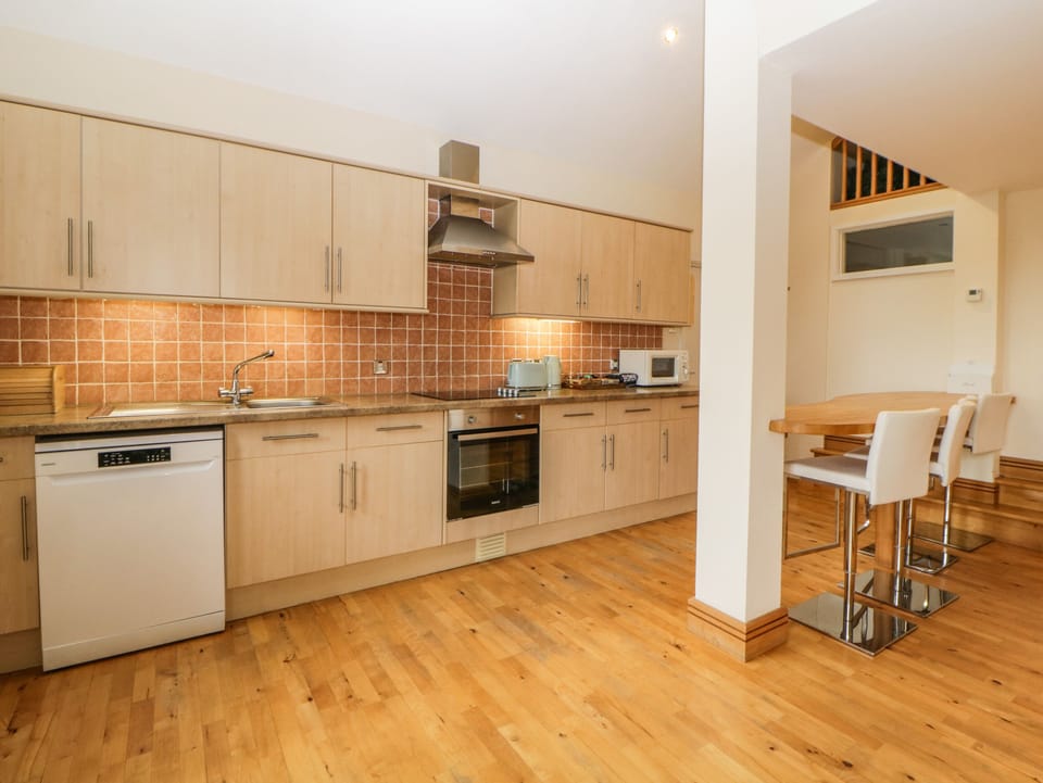 Cottage | Private kitchen | Fridge, microwave, stovetop, toaster