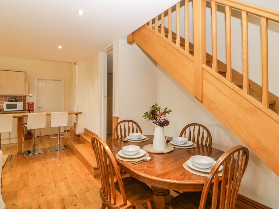 Cottage | Private kitchen | Fridge, microwave, stovetop, toaster