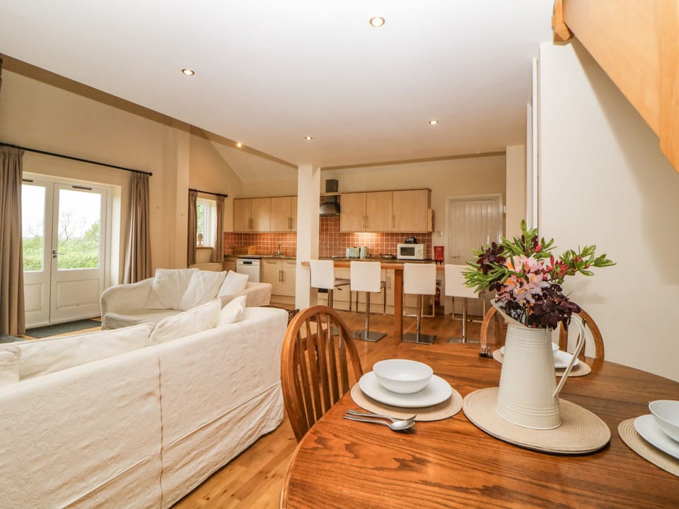 Cottage | Dining