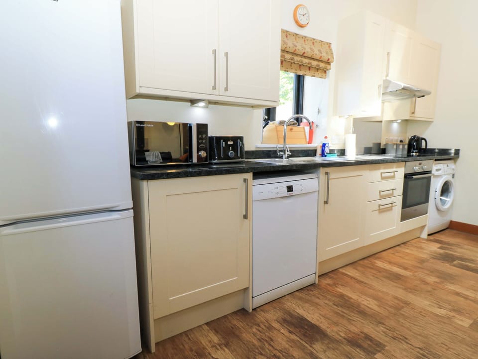 Cottage | Private kitchen | Fridge, microwave, stovetop, dishwasher