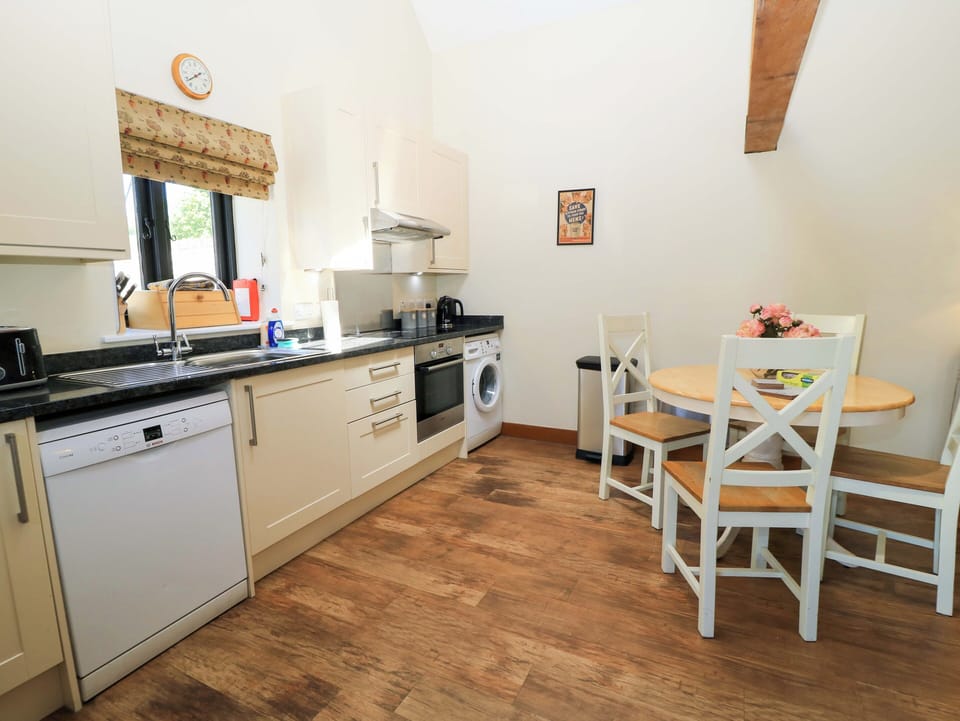 Cottage | Private kitchen | Fridge, microwave, stovetop, dishwasher