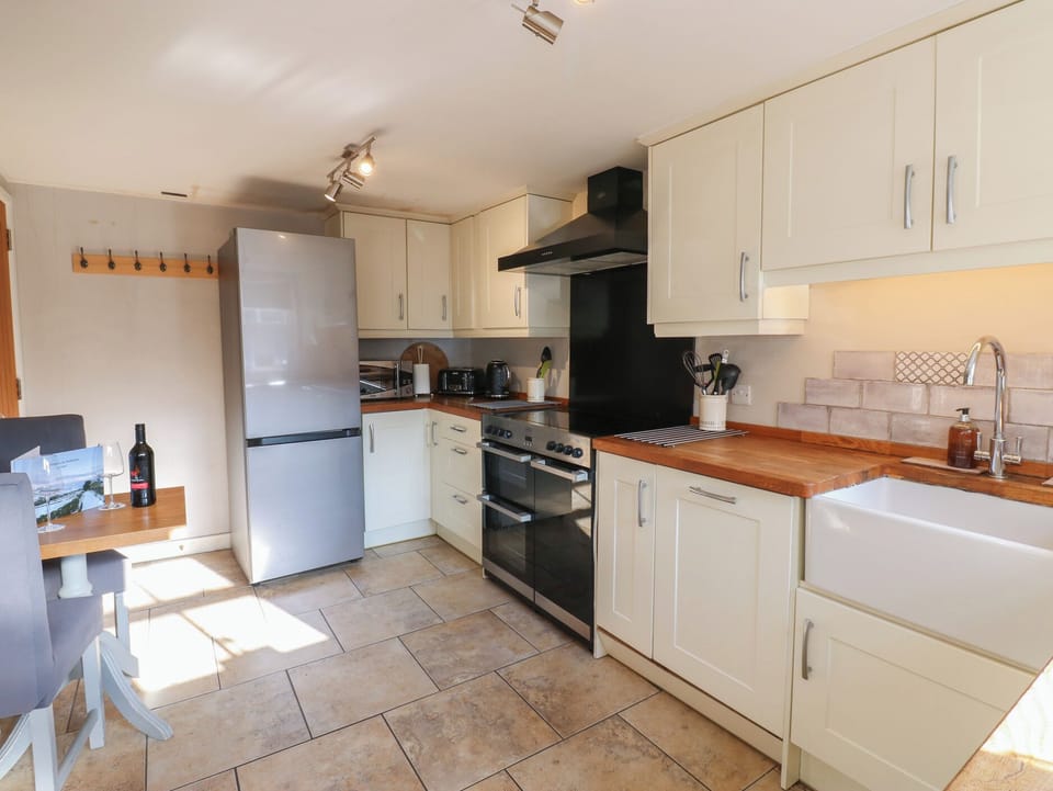 Fridge, stovetop, dishwasher, electric kettle
