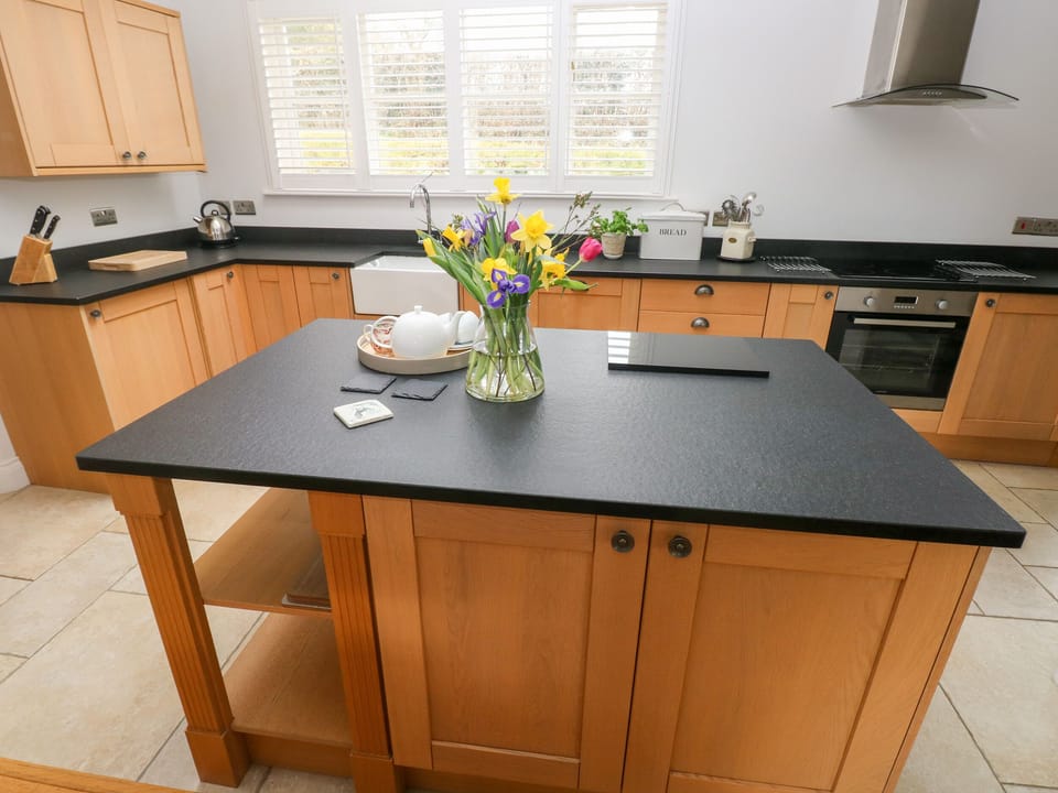 Cottage | Private kitchen | Fridge, microwave, stovetop, dishwasher