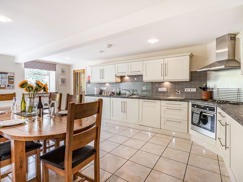 Cottage | Private kitchen | Dishwasher, cookware/dishes/utensils