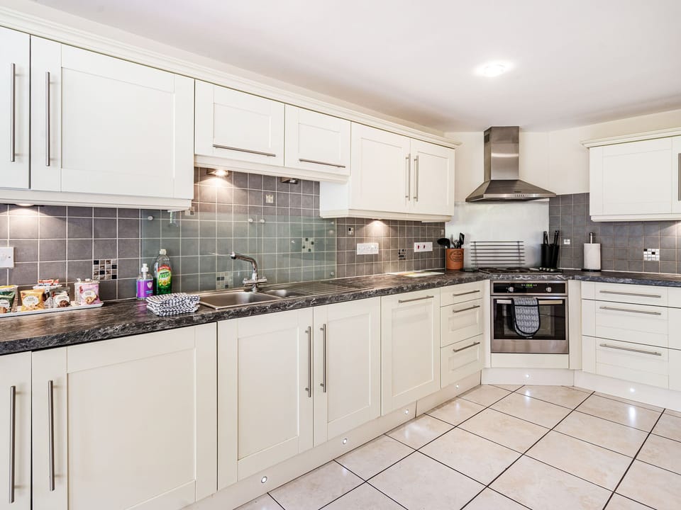 Cottage | Private kitchen | Dishwasher, cookware/dishes/utensils