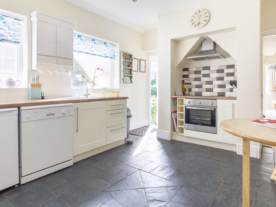 Cottage | Private kitchen | Fridge, microwave, stovetop, dishwasher