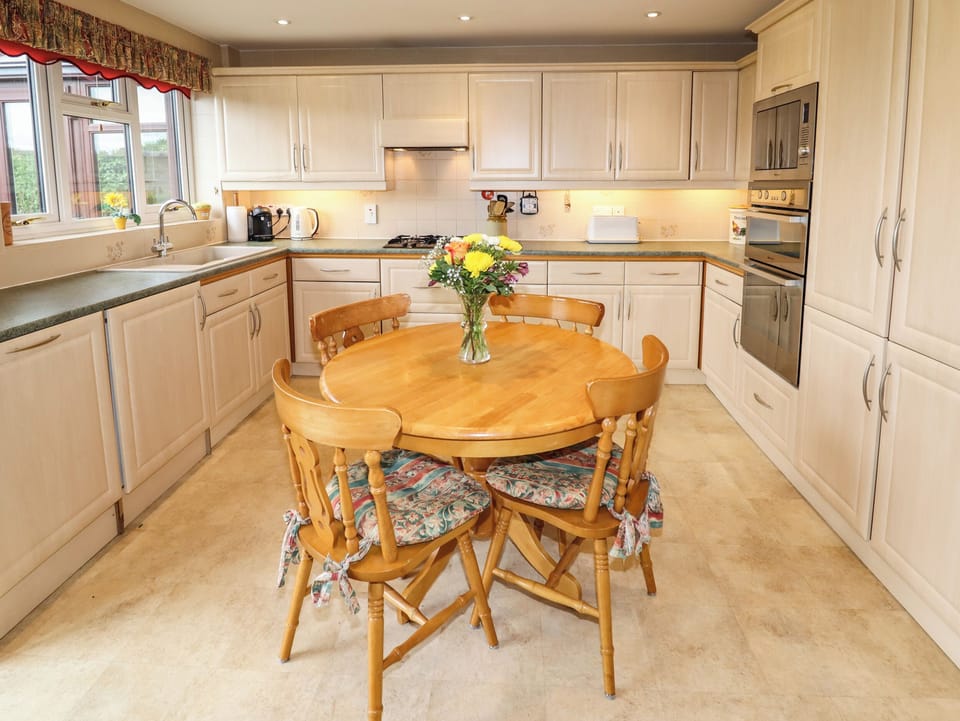 Cottage | Private kitchen | Fridge, microwave, stovetop, dishwasher