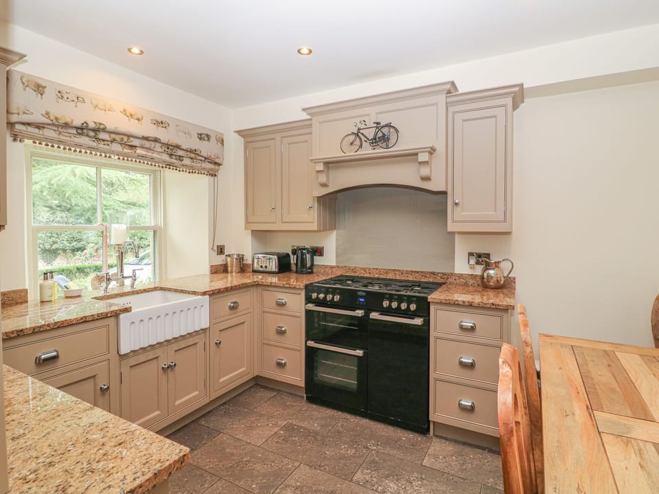 Cottage | Private kitchen | Fridge, microwave, stovetop, dishwasher