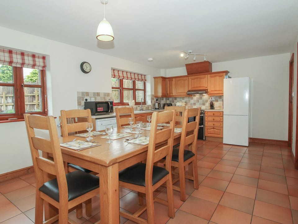 Cottage | Dining