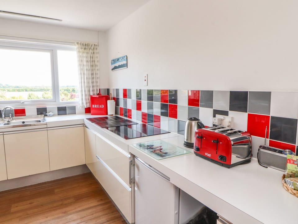 Cottage | Private kitchen | Fridge, microwave, stovetop, dishwasher