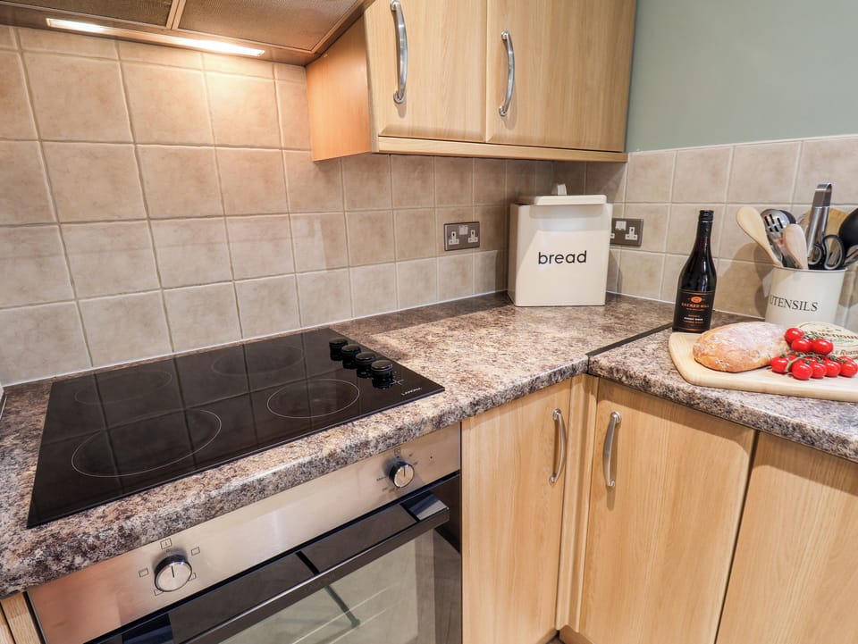 Cottage | Private kitchen | Fridge, microwave, stovetop, electric kettle