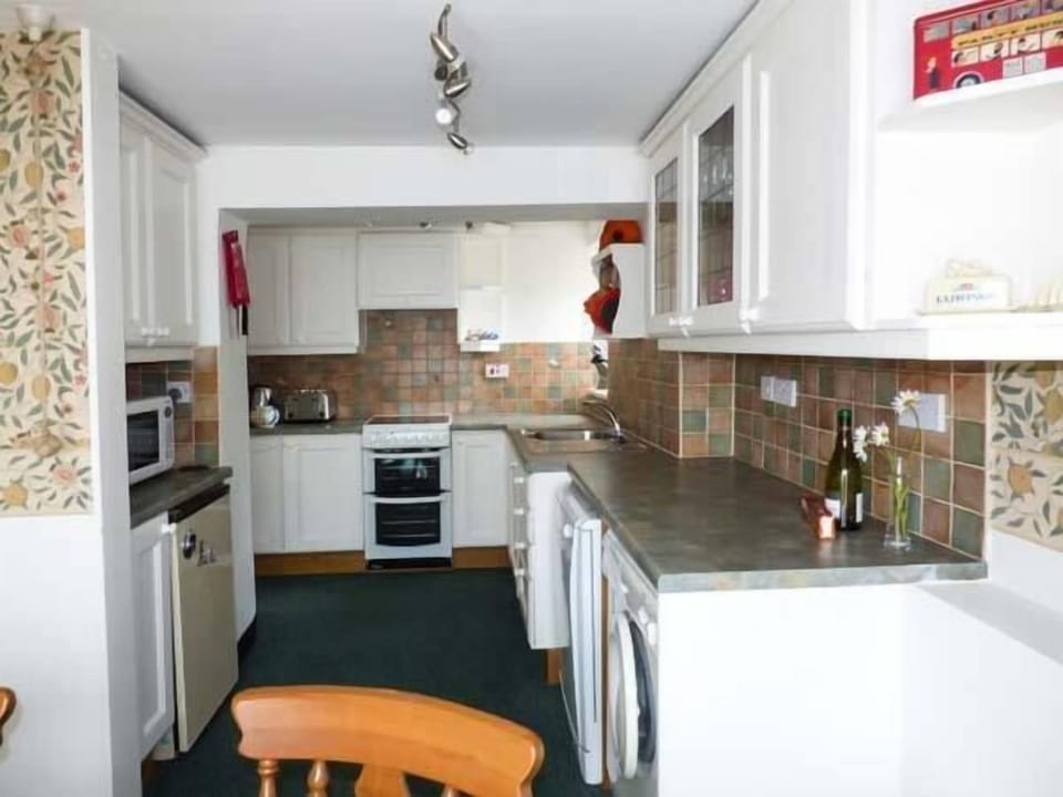Cottage | Private kitchen | Dishwasher, highchair, cookware/dishes/utensils