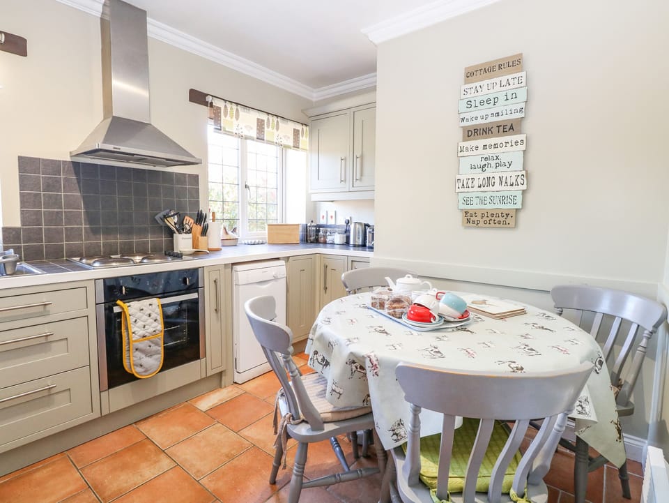 Cottage | Private kitchen | Dishwasher, highchair, cookware/dishes/utensils
