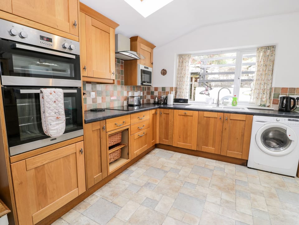 Cottage | Private kitchen | Microwave, stovetop, dishwasher, electric kettle