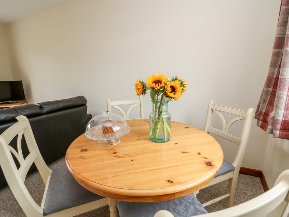 Cottage | Private kitchen | Fridge, microwave, dishwasher, highchair