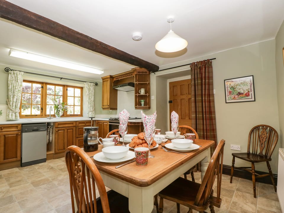 Cottage | Dining