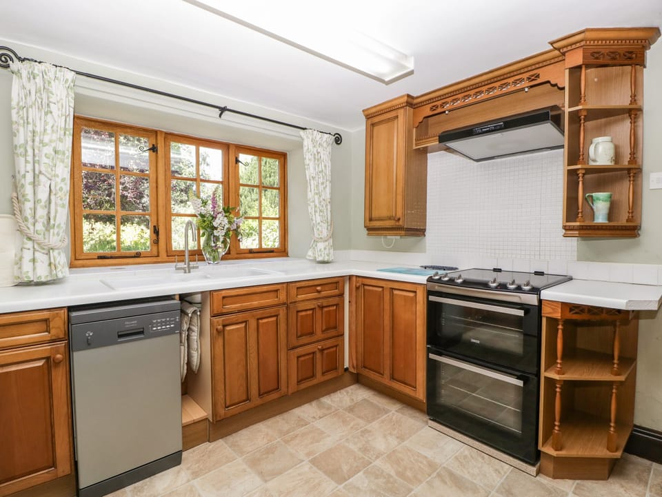 Cottage | Private kitchen | Fridge, microwave, stovetop, dishwasher