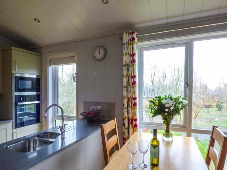 Cottage | Private kitchen | Stovetop, dishwasher, cookware/dishes/utensils