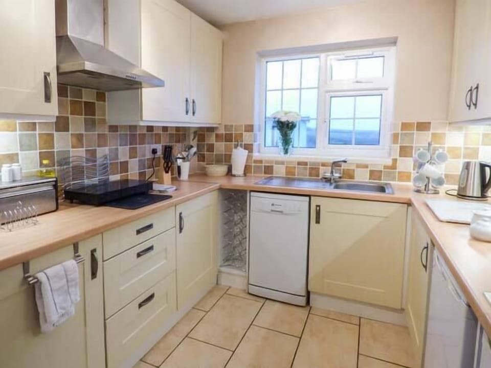 Cottage | Private kitchen | Fridge, microwave, stovetop, dishwasher