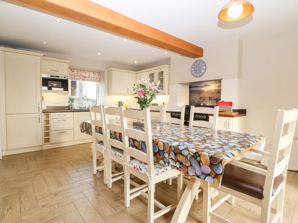 Cottage | Dining
