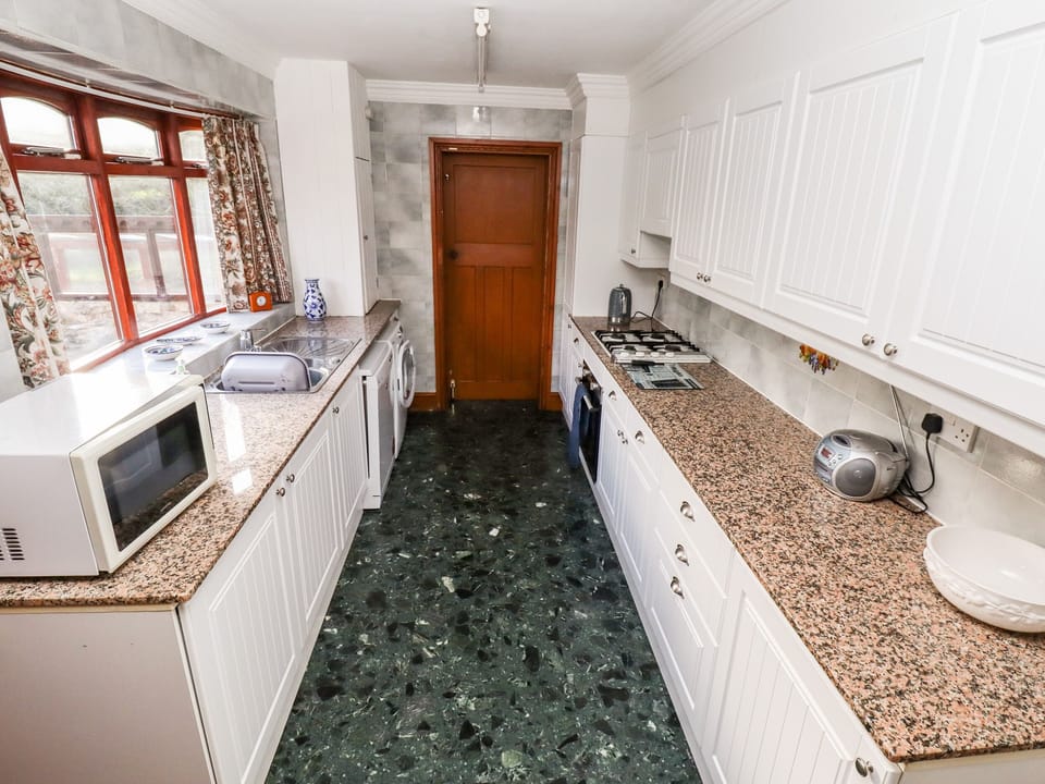 Cottage | Private kitchen | Fridge, microwave, stovetop, dishwasher