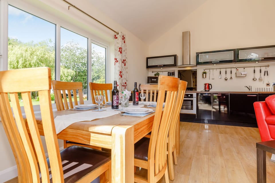 Cottage | Private kitchen | Microwave, stovetop, dishwasher, electric kettle