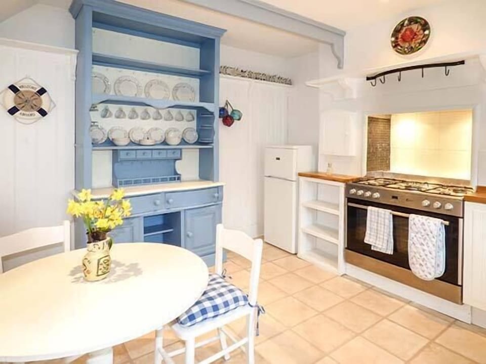 Cottage | Private kitchen | Microwave, stovetop, dishwasher, cookware/dishes/utensils