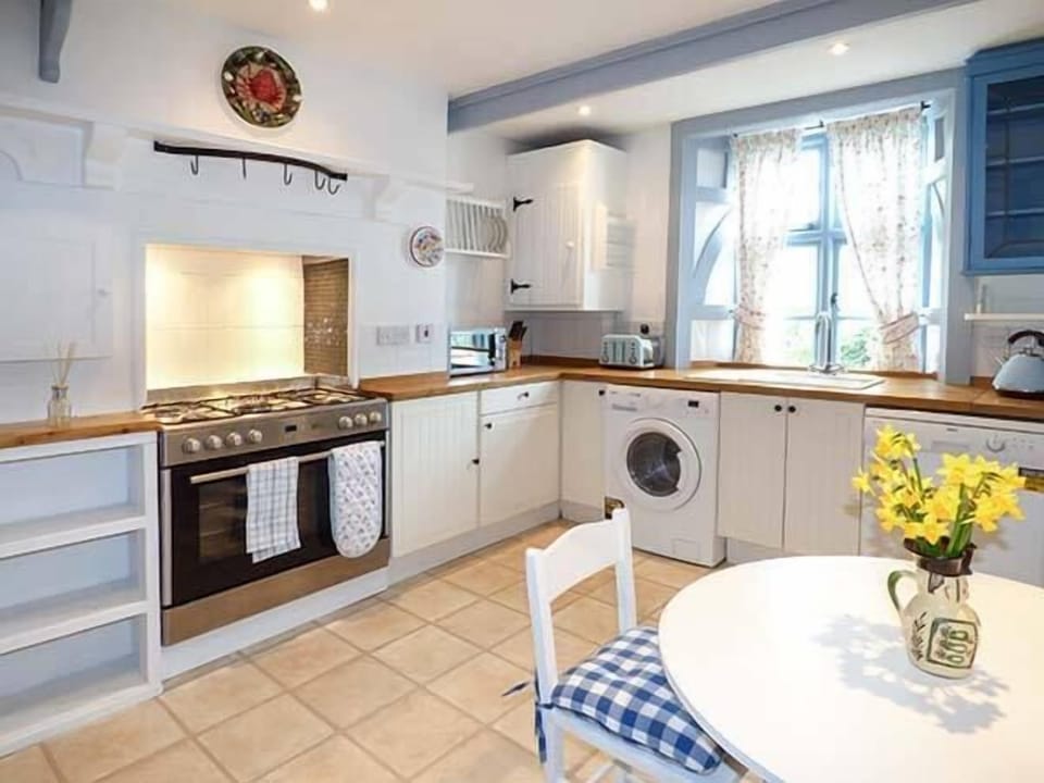 Cottage | Private kitchen | Microwave, stovetop, dishwasher, cookware/dishes/utensils