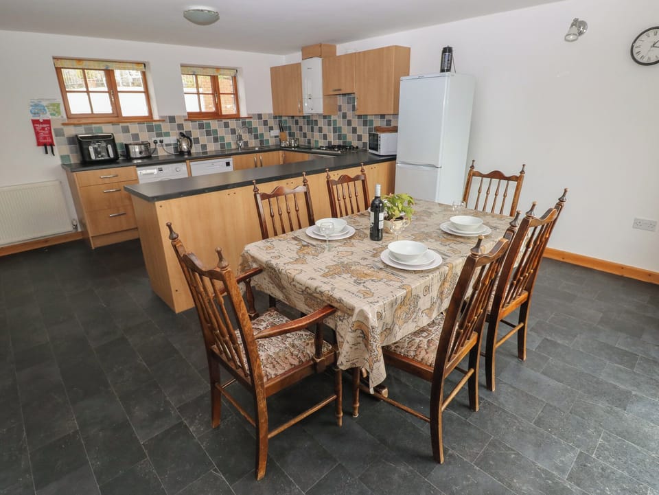 Cottage | Dining