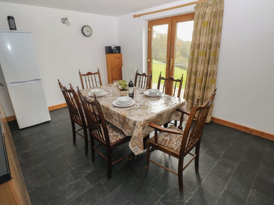 Cottage | Dining