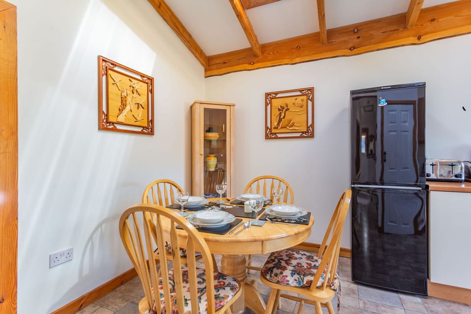 Cottage | Private kitchen | Microwave, stovetop, dishwasher, cookware/dishes/utensils