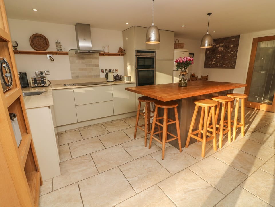 Cottage | Private kitchen | Microwave, stovetop, dishwasher, electric kettle
