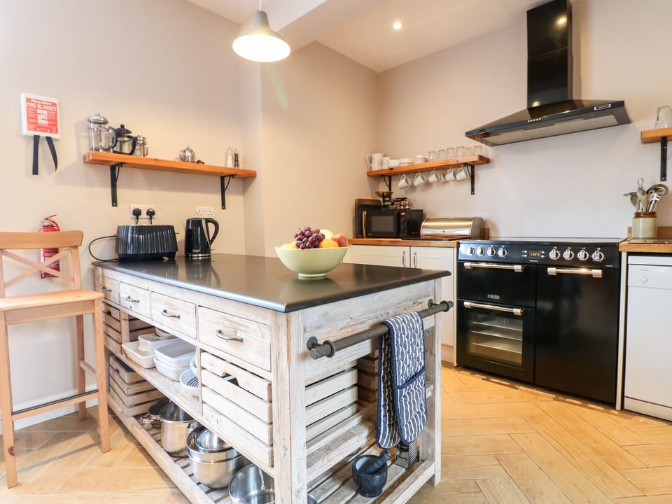 Cottage | Private kitchen | Fridge, microwave, stovetop, dishwasher