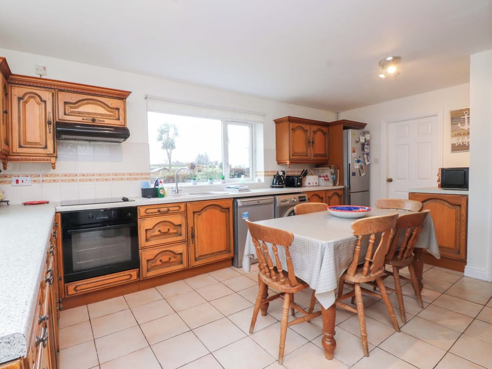 Cottage | Private kitchen | Microwave, stovetop, dishwasher, electric kettle