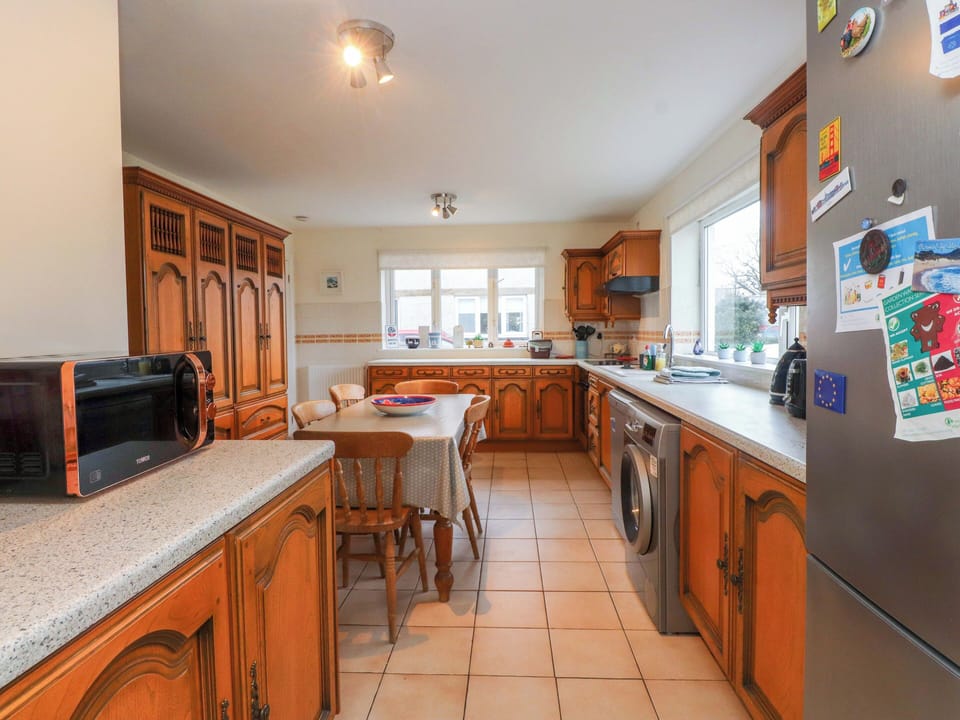 Cottage | Private kitchen | Microwave, stovetop, dishwasher, electric kettle