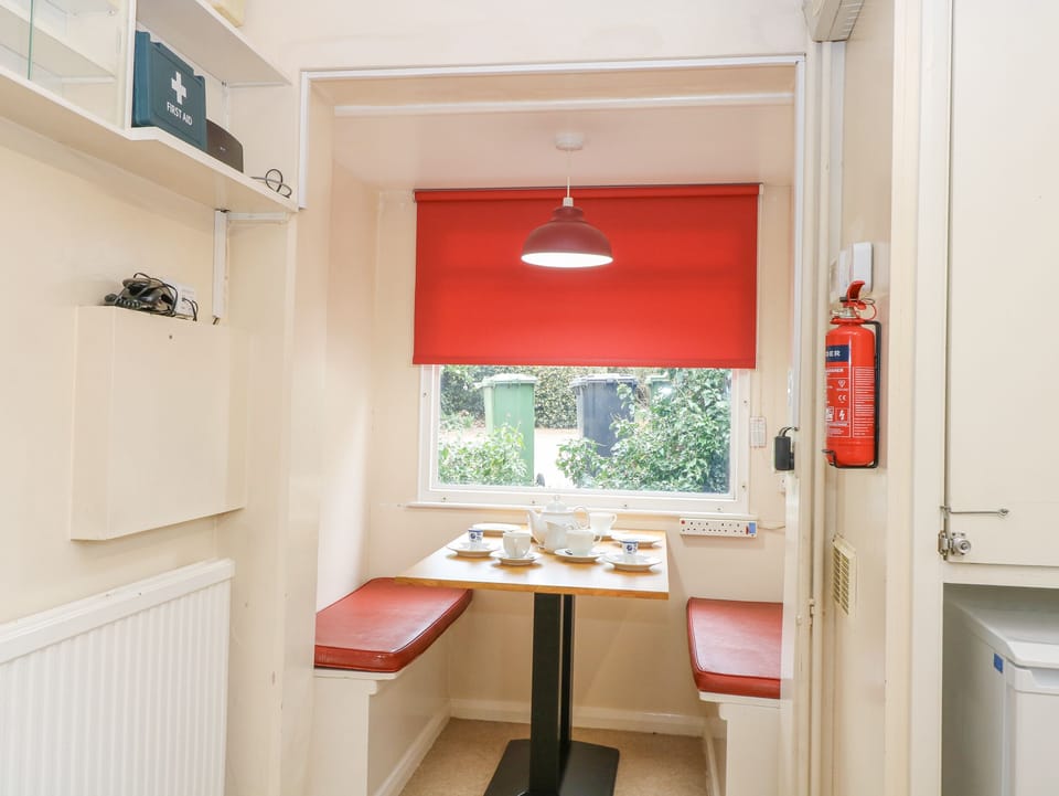 Cottage | Dining