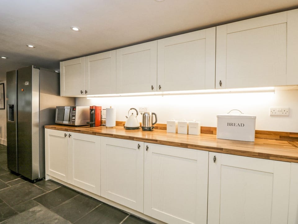 Cottage | Private kitchen | Fridge, microwave, stovetop, dishwasher