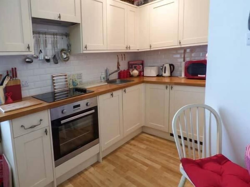 Cottage | Private kitchen | Fridge, microwave, stovetop, dishwasher