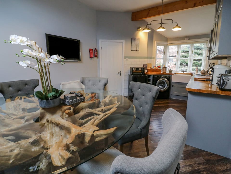 Cottage | Dining